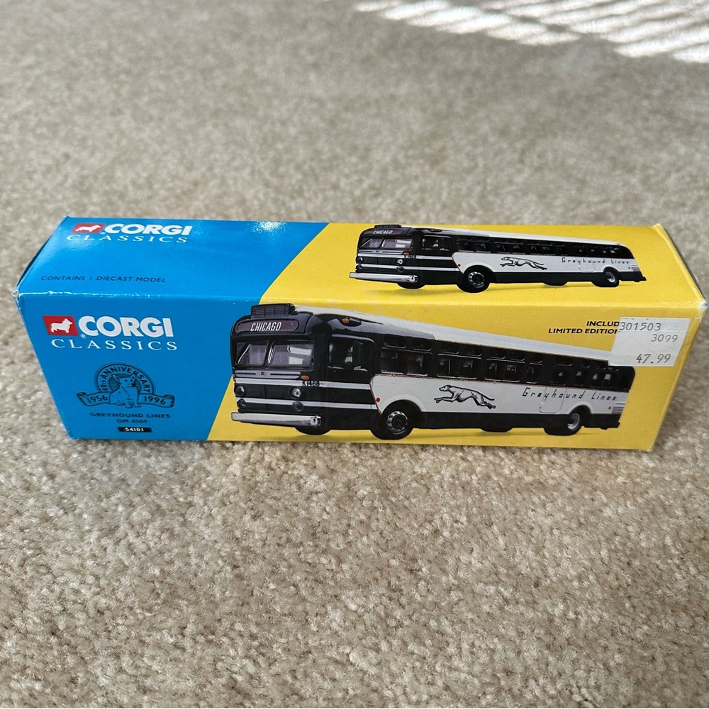 Corgi Classics Greyhound Lines Bus GM 4509 #54101 NIB